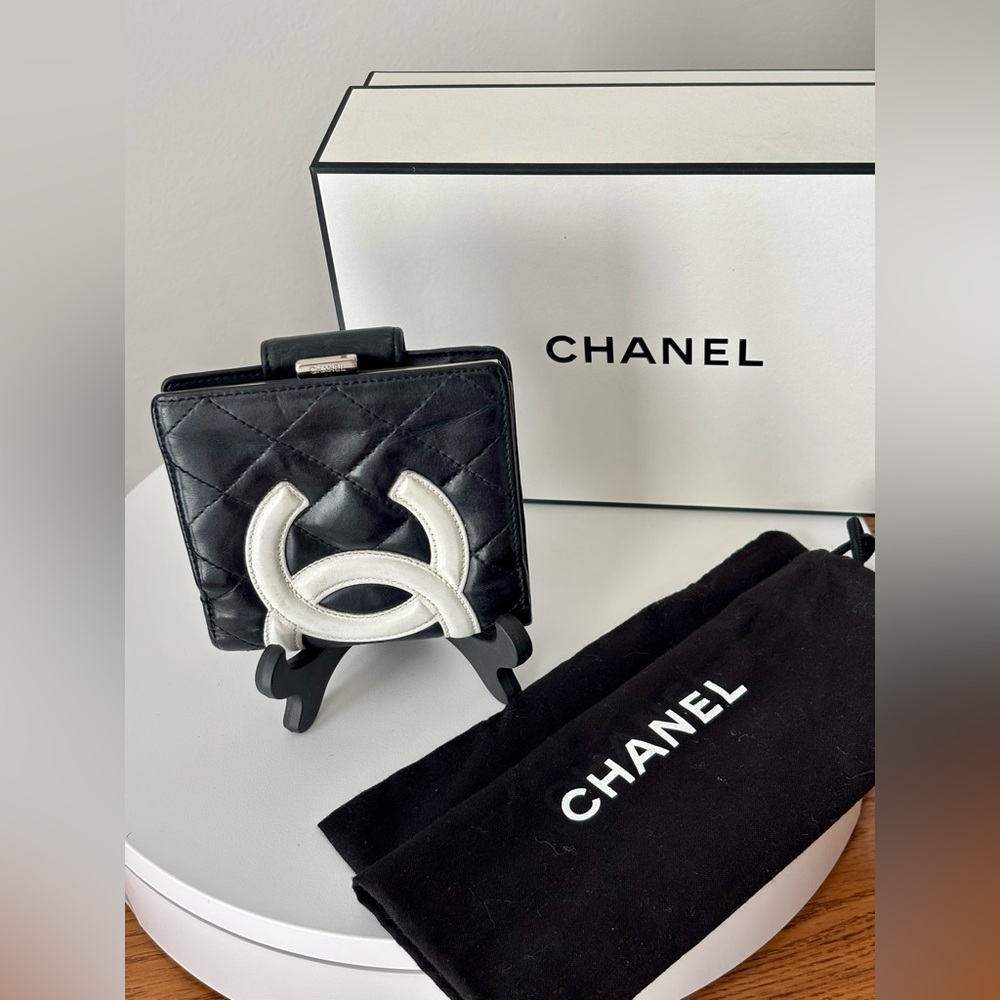 CHANEL Quilted Leather Cambon compact Black and White Wallet. Full inclusion - Picture 9 of 10